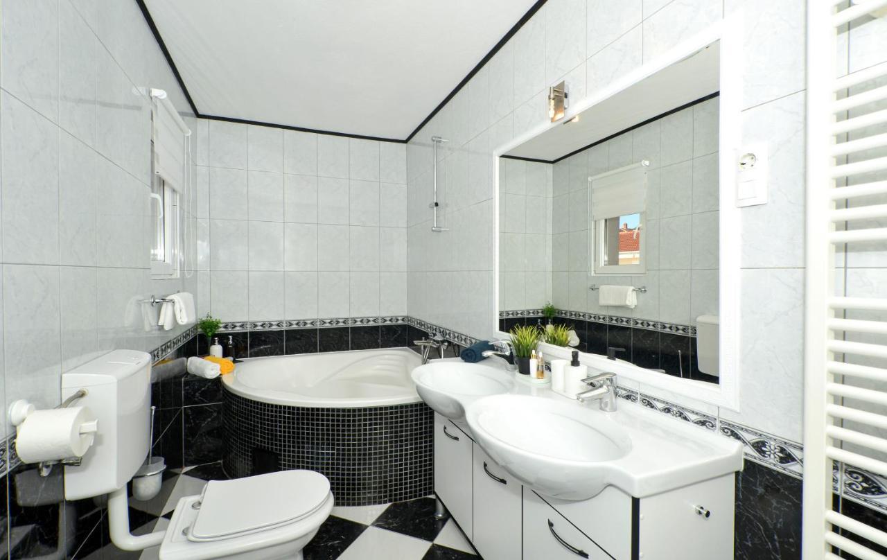 Copacabana Beach Apartments Trogir Buitenkant foto