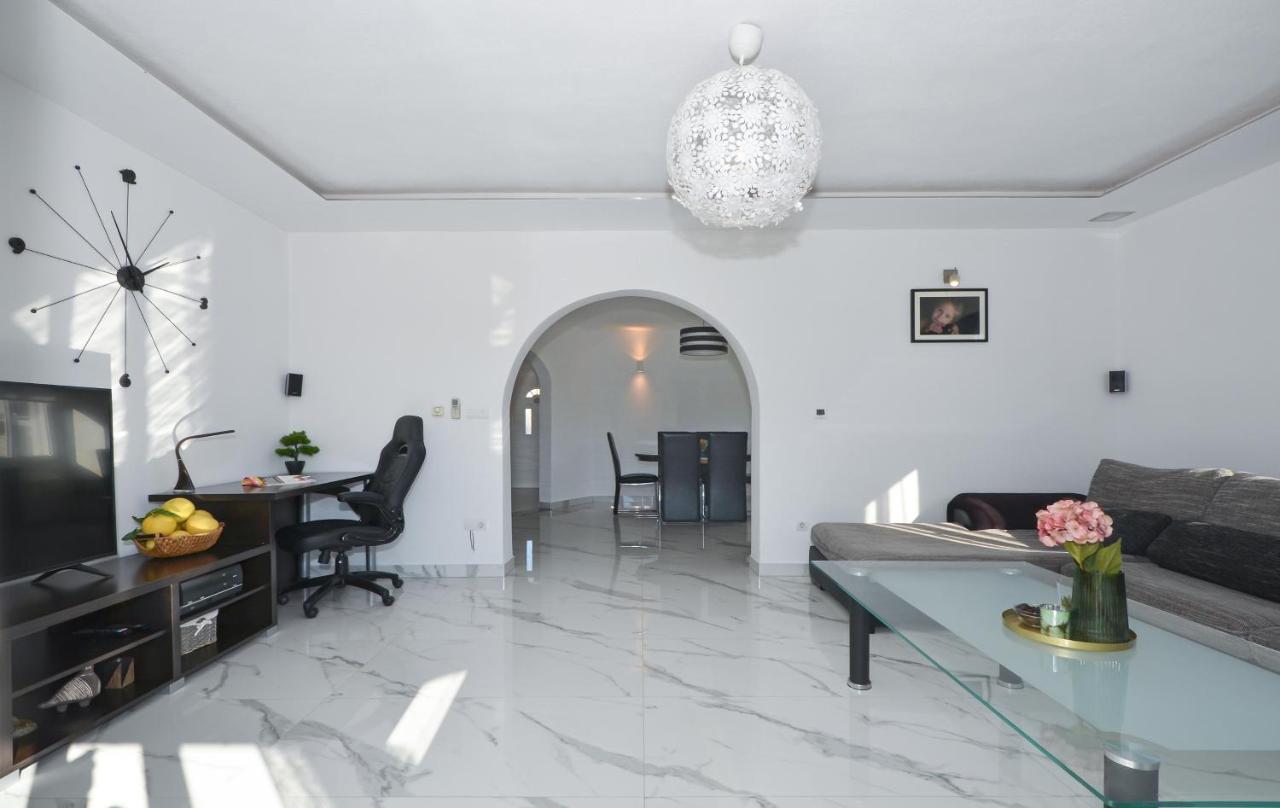 Copacabana Beach Apartments Trogir Buitenkant foto